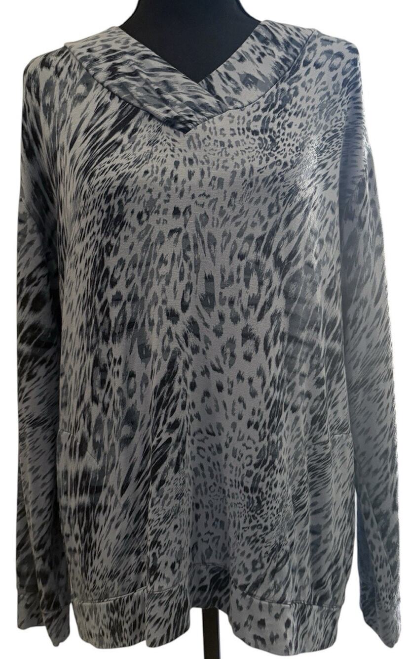 Weekends by Chico’s Blue Animal Print Fuzzy Knit Top Size 1 (Medium)